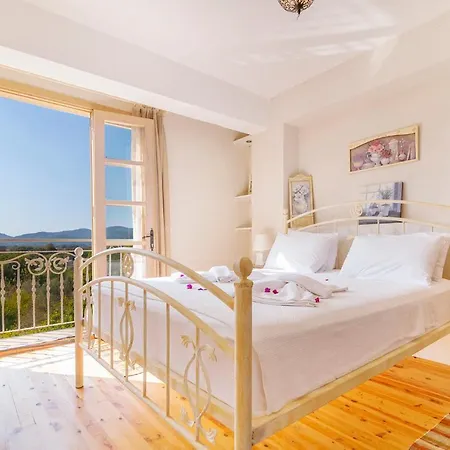 Villa Sleeps 6 With Pool Air Con And Wifi