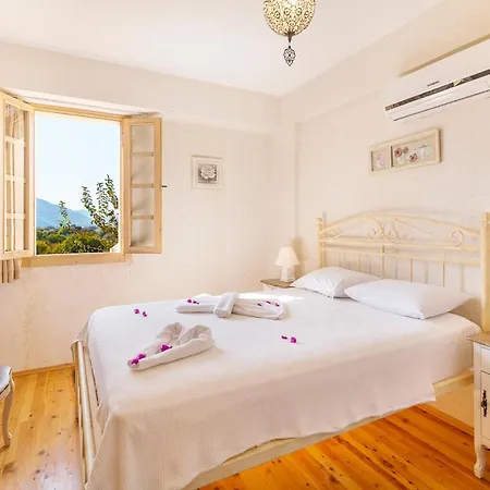 Sleeps 6 With Pool Air Con And Wifi *