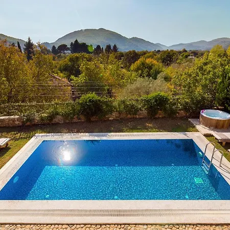 Sleeps 6 With Pool Air Con And Wifi Βίλα